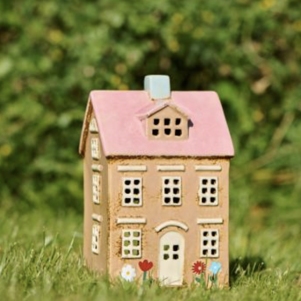 Maison avec bougies chauffe-plat, fleurs de Nyhavn et toit rose pâle ib laursen