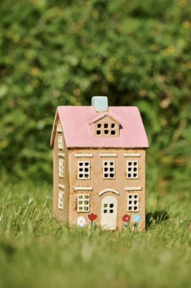Maison avec bougies chauffe-plat, fleurs de Nyhavn et toit rose pâle ib laursen